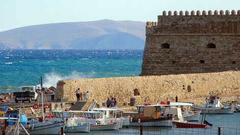 “Heraklion Venetian fort and sea wall” by Robert Young is licensed under CC BY 2.0